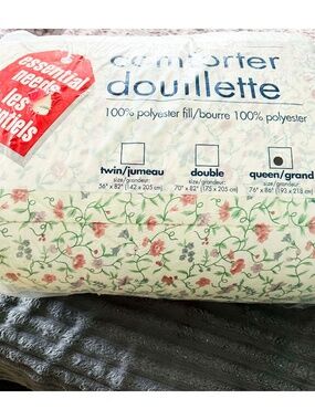 BEDSPREAD COMFORTER CREAM WITH FLOWERS QUEEN SIZE, IN ORIGINAL PACKAGE, NEW,